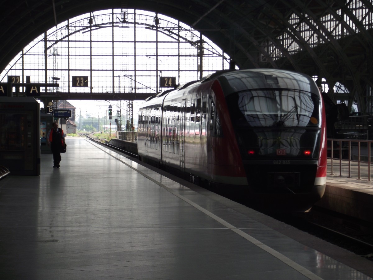 642 045 verlässt am 12.6.2013 um kurz nach 9 Uhr morgens den Leipziger Hbf als RE nach Chemnitz. Seine Fahrt wird etwa 60 Minuten dauern und er wird die Fahrgäste pünktlich ans Ziel bringen.
