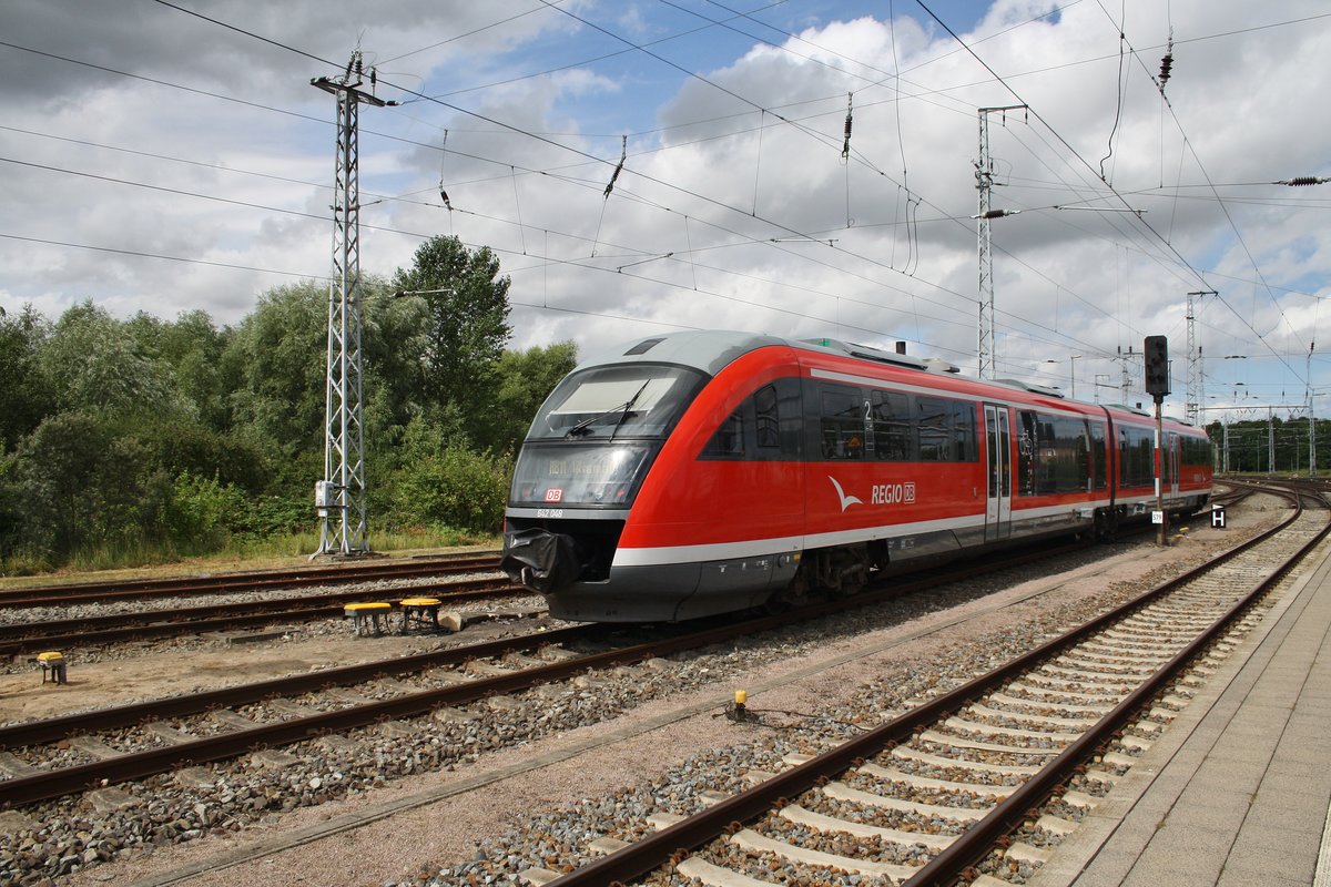 642 048-2 erreicht am 28.7.2016 als RB11 (RB13119) von Wismar nach Rostock Hauptbahnhof die Hansestadt.