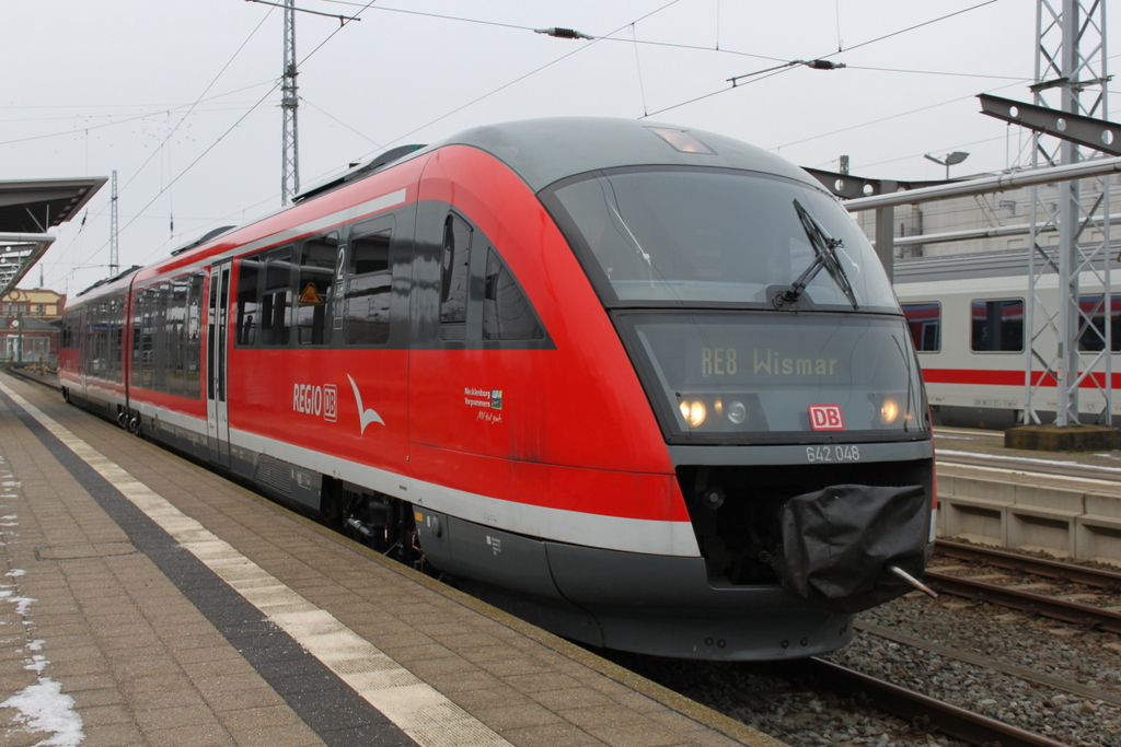 642 048-2 stand am Mittag des 15.01.2016 als RE8 nach Wismar im Rostocker Hbf am falschen Gleis. 