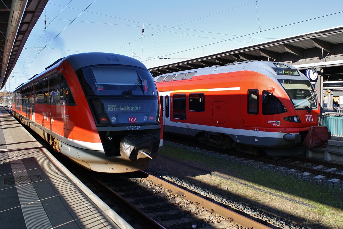642 048-2 trifft am 7.11.2017 als RB11 (RB13122) von Tessin nach Wismar im Rostocker Hauptbahnhof auf 429 527-5 als S1 nach Warnemünde.