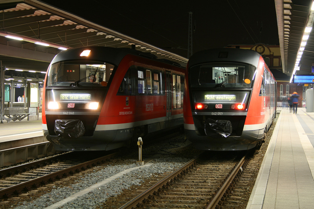 642 048 und 642 053 in den Stumpfgleisen des Rostocker Hauptbahnhofs.
Aufnahmedatum: 21.03.2011