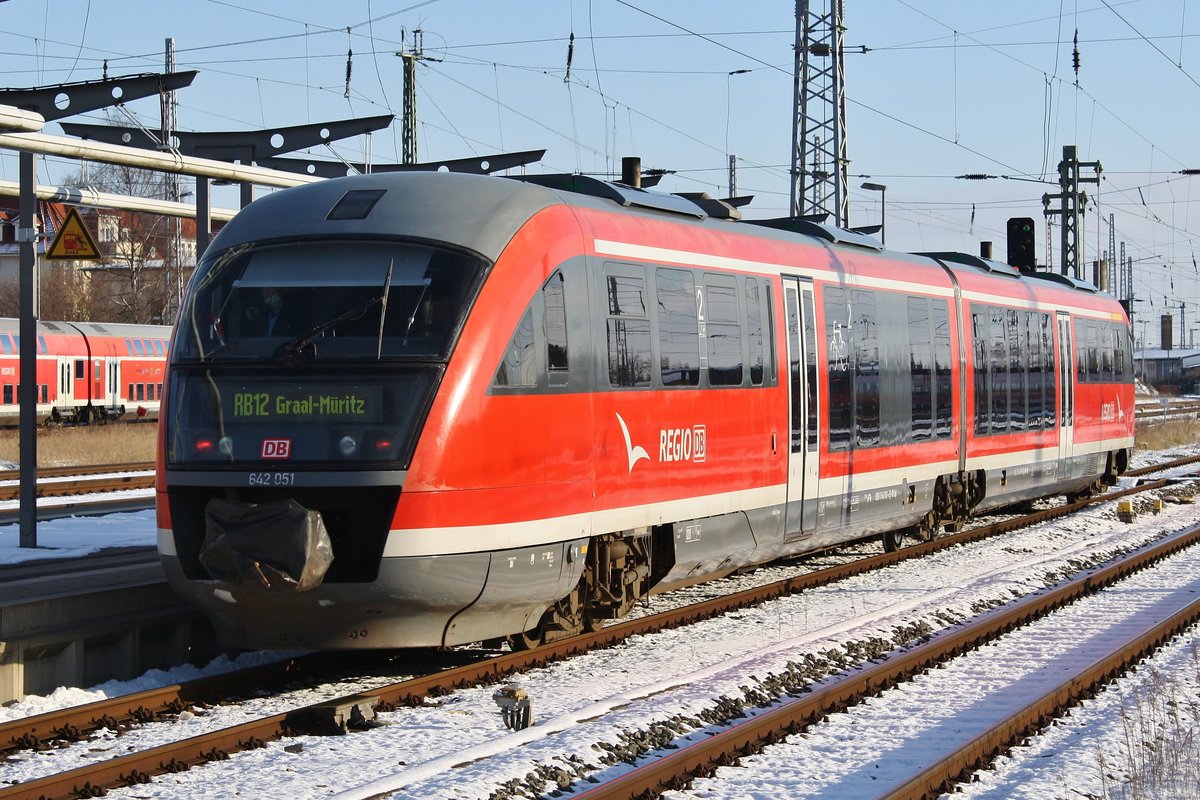 642 051-6 macht sich am 31.01.2021 als RB12 (RB13241) nach Graal-Müritz im Rostocker Hauptbahnhof auf den Weg. 