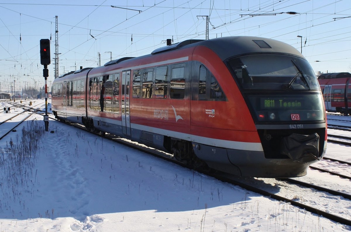 642 051-6 verlässt am 14.02.2021 als RB11 (RB13123) von Wismar nach Tessin den Rostocker Hauptbahnhof. 