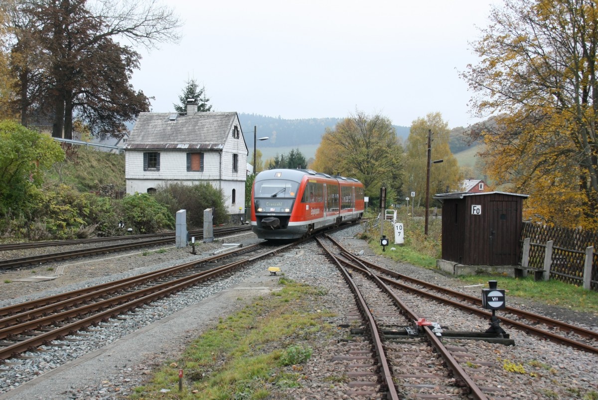 642 059 gegen 11:00 Uhr bei der Einfahrt im Bahnhof Cranzahl, in welchen auch die Fichtelbergbahn nach Oberwiesenthal beginnt.
26.10.2015
