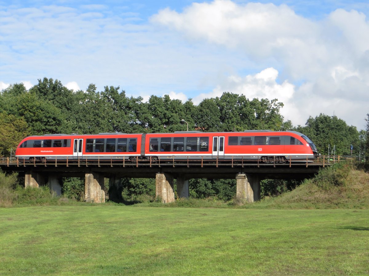 642 076/576 verlässt am 09.10.16 den Bahnhof in Roth und macht sich auf den Weg nach Hilpoltstein. Frisch aus Kassel (15.08.16) mit neuem Kleid und der Aufschrift Mittelfrankenbahn. 