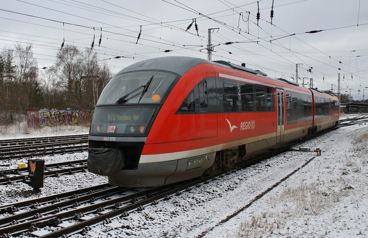 642 078-9 fährt am 3.2.2018 als RB12 (RB13232) von Graal-Müritz in den Rostocker Hauptbahnhof ein.