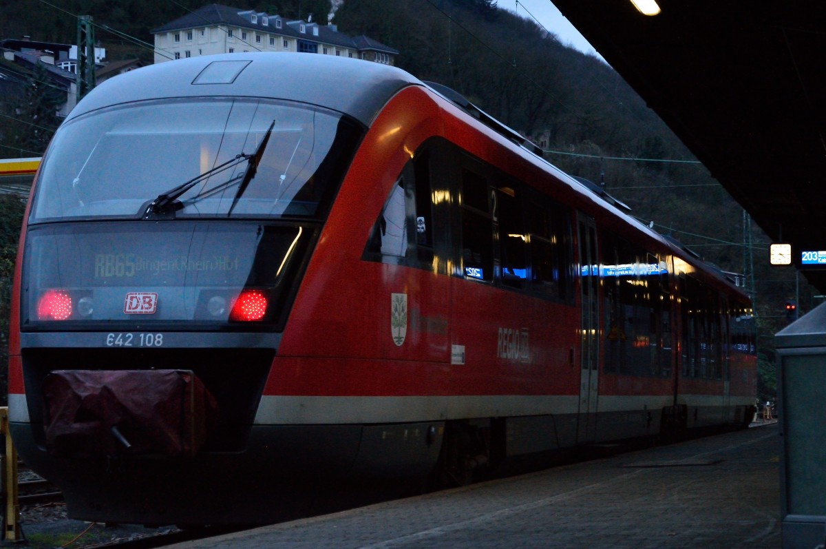 642 108 Winnweiler steht am Bahnsteig Gleis 203 nach dem er aus Kaiserlautern kommend am Abend des 14.12.2014 den Bahnhof Bingerbrück erreicht hatte.