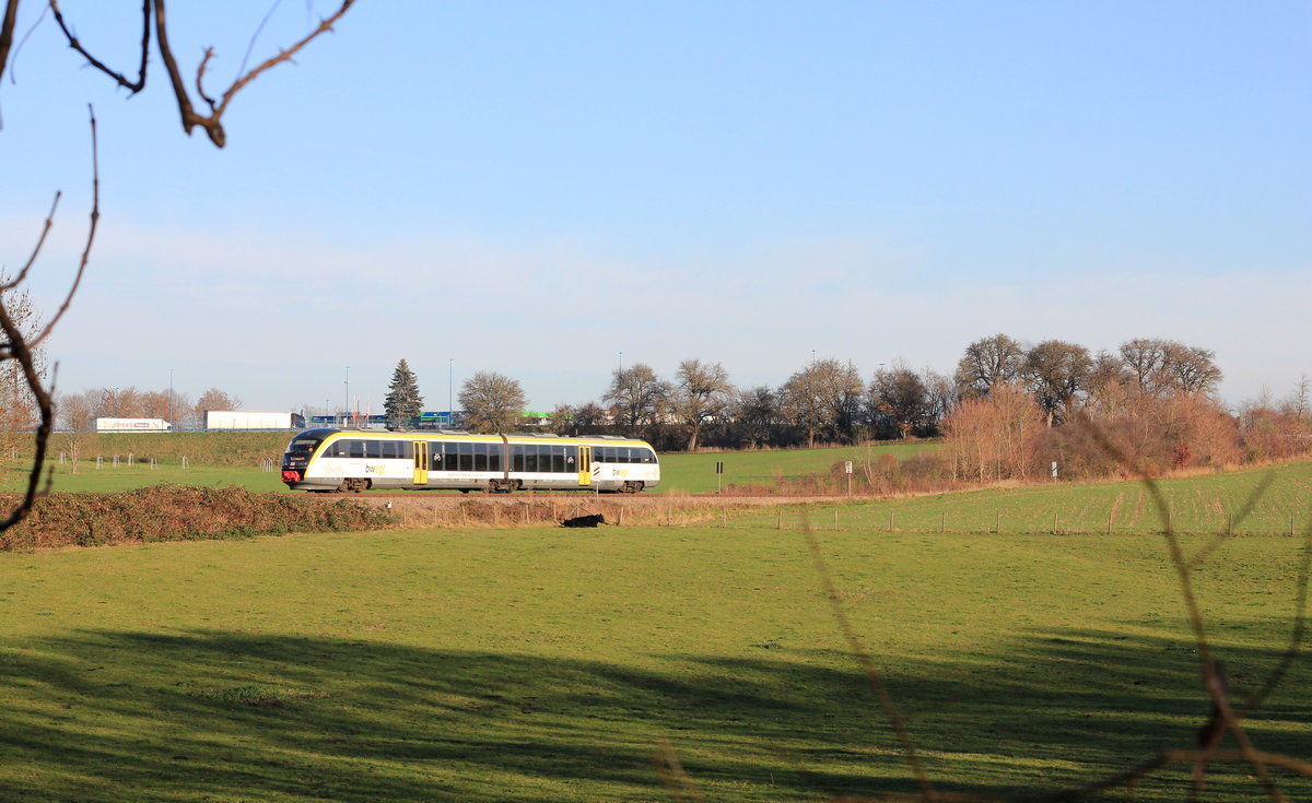 642 124/624 (der einzige Desiro im bwegt-Design) als RB Hessental-Öhringen am 28.11.2020 bei Waldenburg. 