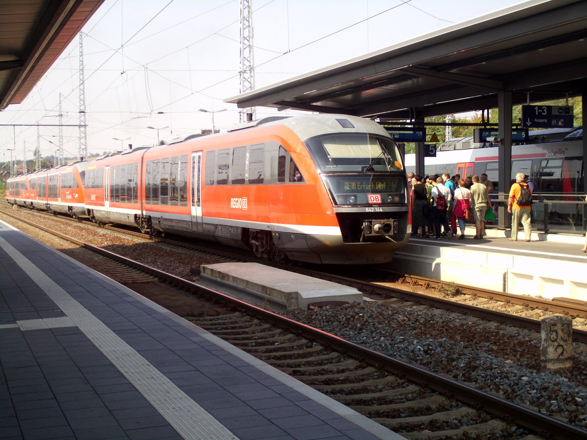 642 144 mit zwei weiteren BR 642 der Elbe-Saale-Bahn (DB Regio Südost) als RE 17765 (RE10) von Magdeburg Hbf nach Erfurt Hbf steht im Bahnhof Sangerhausen. Aufgrund des 20. Sachsen-Anhalt-Tags war das Fahrgastaufkommen dort sehr hoch. [10.9.2016]