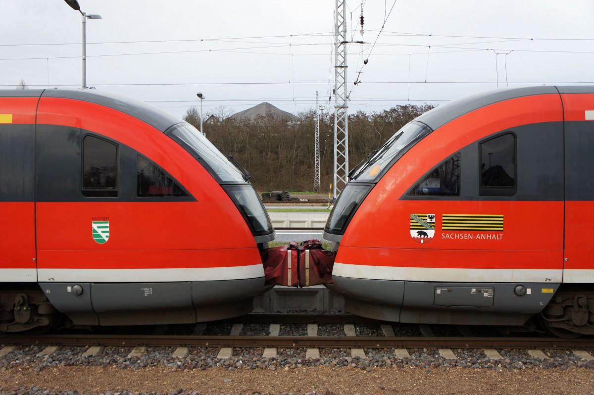 642 148 (Desiro) aus Sachsen sowie ein weiterer Dieseltriebwagen der Baureihe 642 aus Sachsen-Anhalt als RE unterwegs nach Magdeburg Hauptbahnhof. Aufgenommen in Sangerhausen im Dezember 2015.