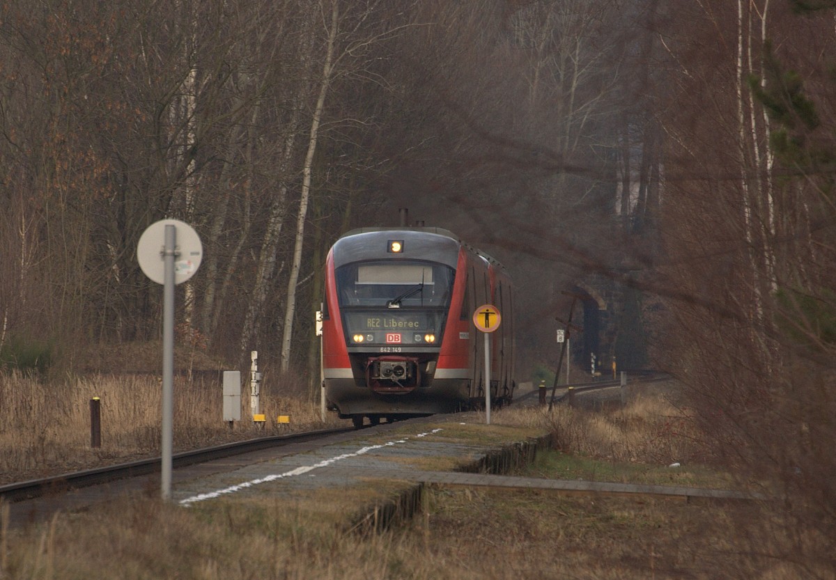 642 149 als RE 2  Richtung Liberec durchfährt den Haltepunkt Kirschau-Schirgiswalde
05.01.2014 12:03 Uhr.