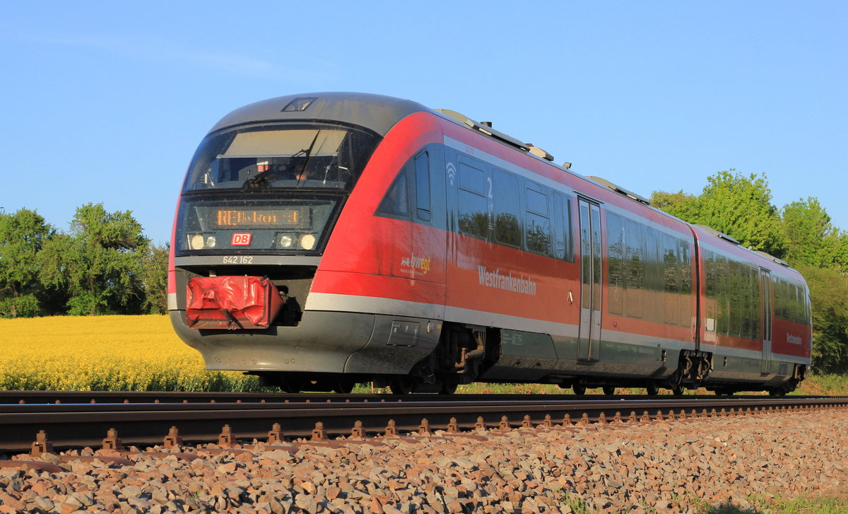 642 162 als RE Crailsheim-Heilbronn am 25.04.2020 bei Waldenburg. Die Aufnahme entstand mit sicherer Entfernung zum Gleis. 