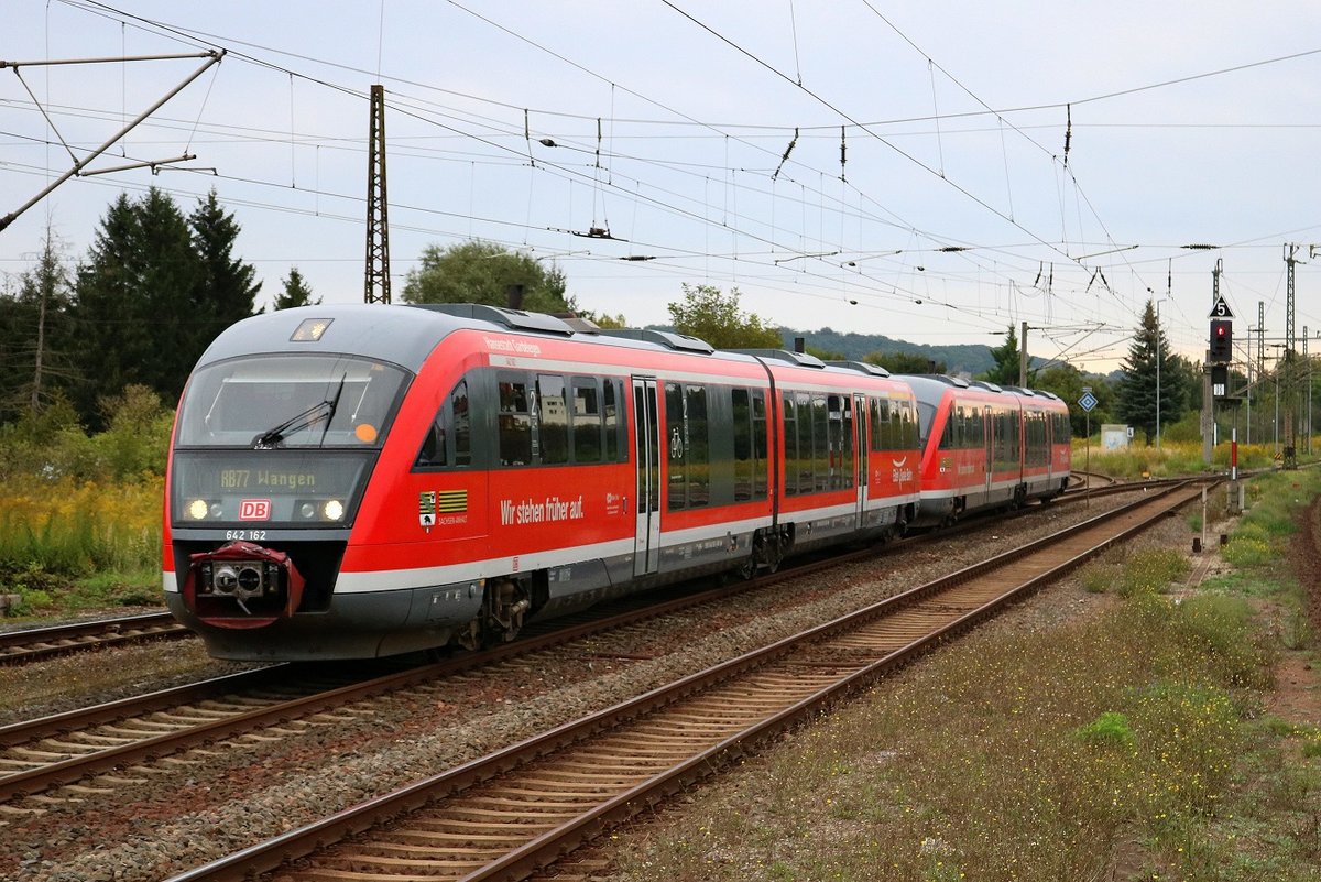 642 162  Hansestadt Gardelegen  und 642 188  Joseph von Fraunhofer  (Siemens Desiro Classic) der Elbe-Saale-Bahn (DB Regio Südost) als RB 26870 (RB77) von Naumburg(Saale)Ost nach Nebra erreichen Naumburg(Saale)Hbf. [9.9.2017 - 9:44 Uhr]