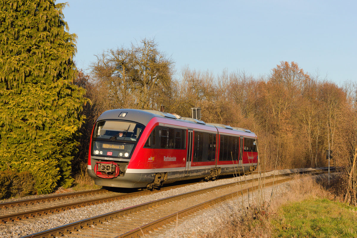 642 171 als RE Crailsheim-Heilbronn am 18.12.2020 zwischen Neuenstein und Öhringen. Vor einigen Jahrzehnten befand sich hier ein Bahnübergang sowie die besetzte Blockstelle Kahlberg. 