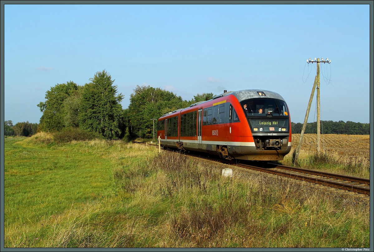 642 182 ist am 03.10.2014 als Sonderzug RE 17705 von Pretzsch nach Leipzig unterwegs, hier kurz vor Bad Schmiedeberg.