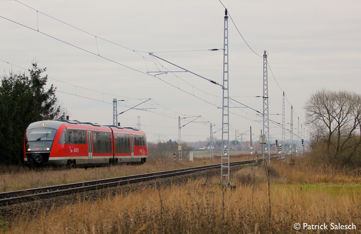 642 184 Desiro als S2 Güstrow -> Schwaan am 23/11/13 seinem Nächsten halt Lüssow-(Meckl) entgegen. Hier am Abzweig der KBS182 Güstrow -> Schwan & Güstrow -> Bützow.
