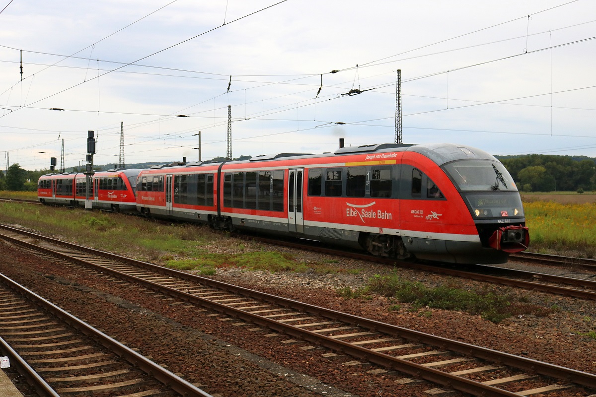 642 188  Joseph von Fraunhofer  und 642 162  Hansestadt Gardelegen  (Siemens Desiro Classic) der Elbe-Saale-Bahn (DB Regio Südost) als RB 26869 (RB77) von Nebra nach Naumburg(Saale)Ost verlassen Naumburg(Saale)Hbf. Ursprünglich wird diese Linie mit der Baureihe 672 der Burgenlandbahn betrieben. [9.9.2017 - 9:29 Uhr]