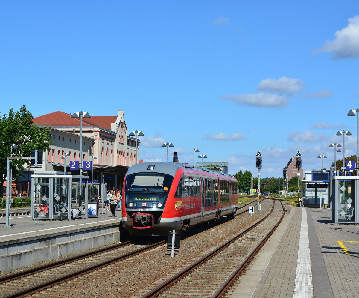 642 191  phæno - Die Experimentierlandschaft  sonnt sich in der warmen Mittagssonne in Aschersleben und wartet auf Abfahrt als RB50 nach Dessau.

Aschersleben 06.08.2017