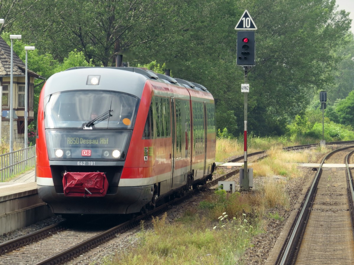 642 191 der Regio DB auf dem Weg von Halberstadt nach Dessau hier im Bahnhof von Frose am 09.07.2014. Bild vom Bahnsteig gegenüber gemacht.