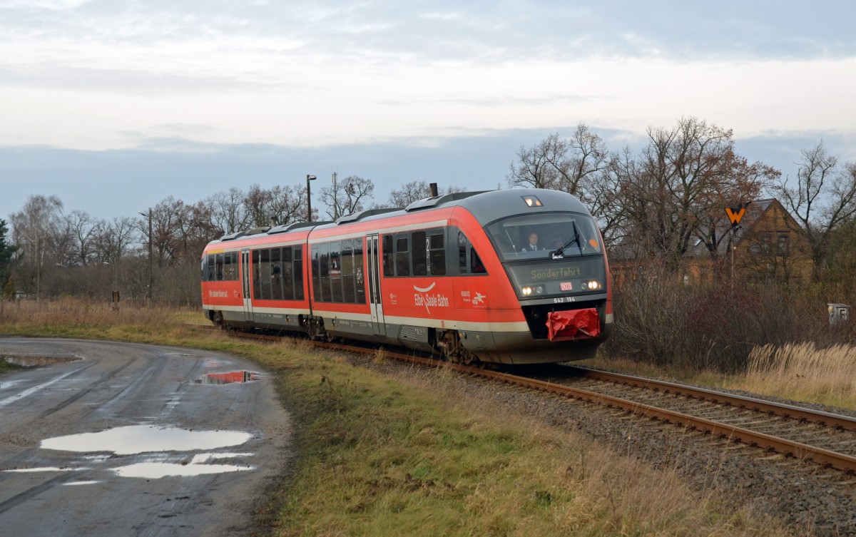 642 194 hat am 08.12.13 den Bahnhof Pretzsch verlassen und macht sich nun auf den Weg nach Leipzig. An diesem Wochenende fanden auf der Strecke Wittenberg -Schmiedeberg - Leipzig Sonderfahrten zum Leipziger Weihnachtsmarkt statt.