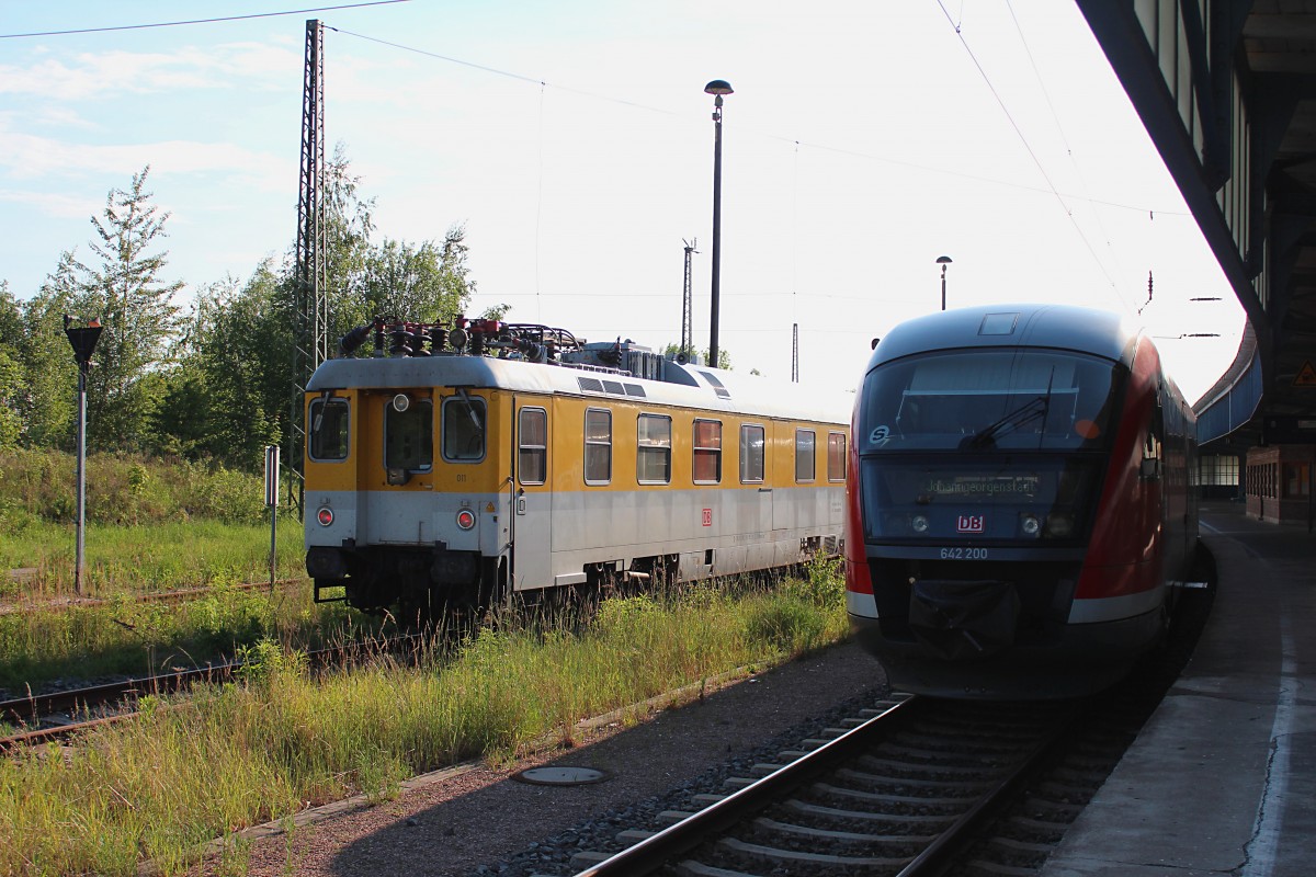 642 200/700  Bergbaustadt Lengenfeld  steht auf Gleis 8 in Zwickau (Sachs) Hbf mit der RB 23883 nach Johanngeorgenstadt, im Hintergrund sieht man den Steuerwagen von dem Messzug, Schublok ist 103 222-6, der an diesem Tag zwischen Hof und Oederan pendelte und in Zwickau zur Übernachtung kam. 