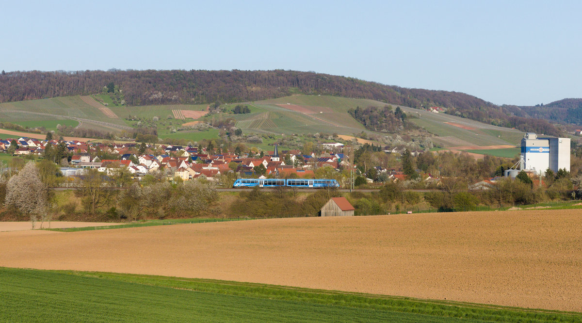 642 205/705  Bahnland Bayern  als RE83 Heilbronn-Hessental am 23.04.2021 bei Scheppach.