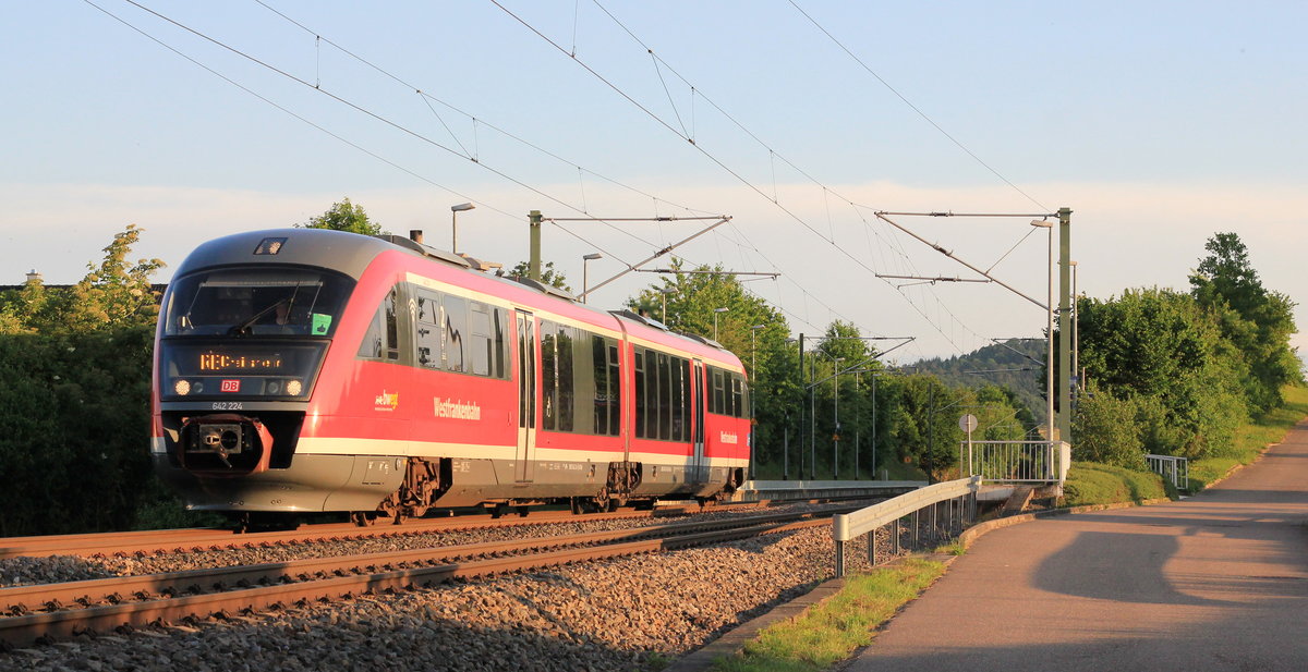 642 224 als RE Heilbronn-Crailsheim am 13.06.2020 bei der Durchfahrt in Scheppach. 