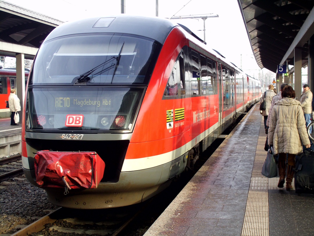 642 227 der Elbe-Saale-Bahn (DB Regio Südost) als RE10 hat soeben seinen Endbahnhof Erfurt Hbf erreicht und fährt in Kürze nach Magdeburg Hbf. [9.1.2016]