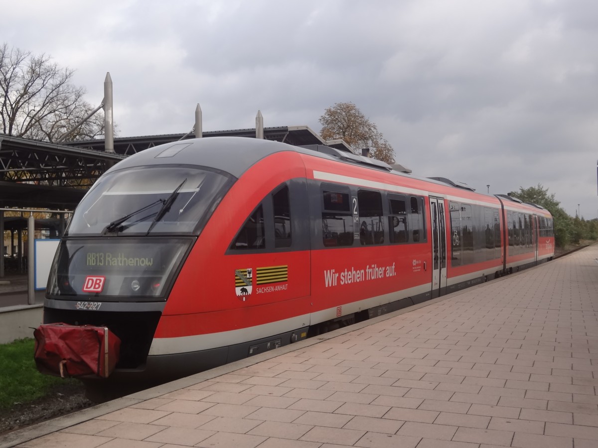 642 227 steht als RB13 nach Rathenow abfahrbereit in Stendal. (Herbst 2013)