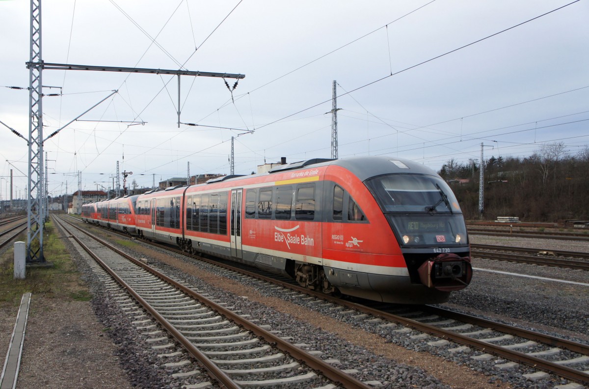 642 230 / 730 (Desiro) sowie zwei weitere 642er als RE unterwegs nach Magdeburg Hauptbahnhof. Aufgenommen in Sangerhausen im Dezember 2015.