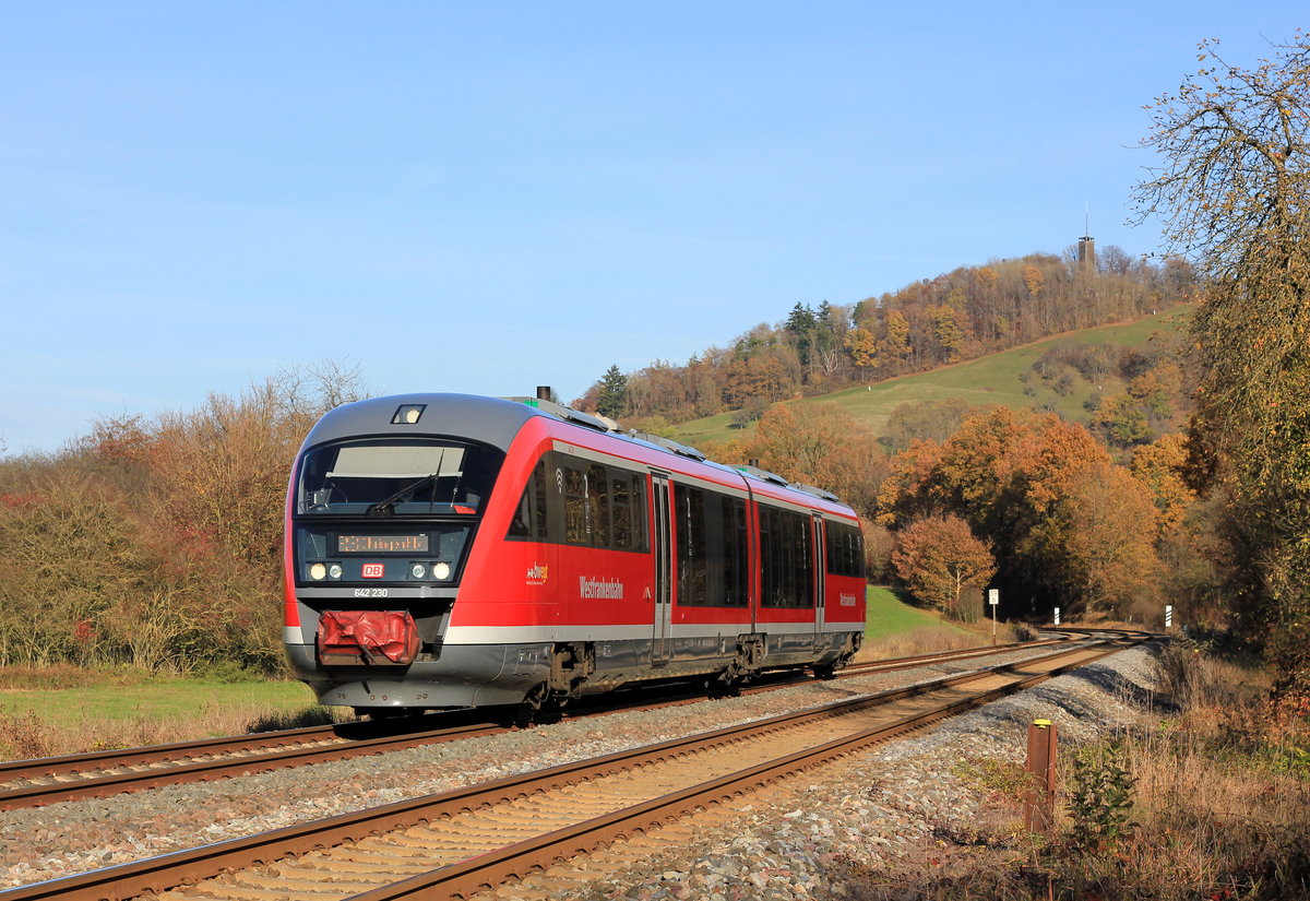 642 230 als RB Hessental-Öhringen am 14.11.2020 bei Steinbrück. Im Hintergrund ist der Hausberg von Hessental, der Einkorn zu sehen. Der Standpunkt war in sicherer Entfernung zum Gleis. 