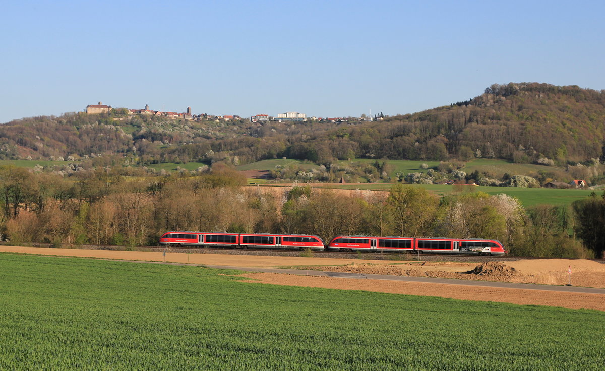 642 233+xxx als RE Heilbronn-Crailsheim am 11.04.2020 unter der Stadtkulisse von Waldenburg. 