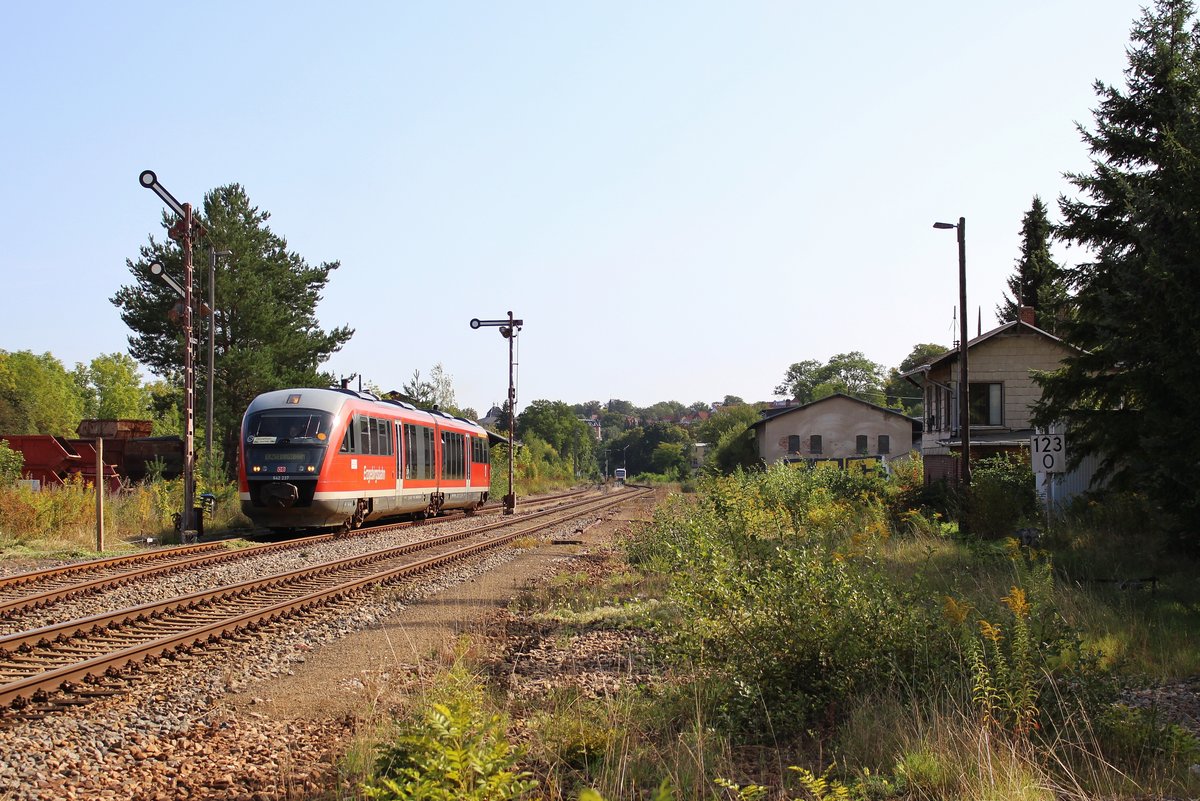 642 237 (Erzgebirgsbahn) fuhr am 14.09.19 einen Sonderzug von Olbernhau nach Katzhütte. Hier ist der Zug in Pößneck oberer Bahnhof bei der Ausfahrt zu sehen.