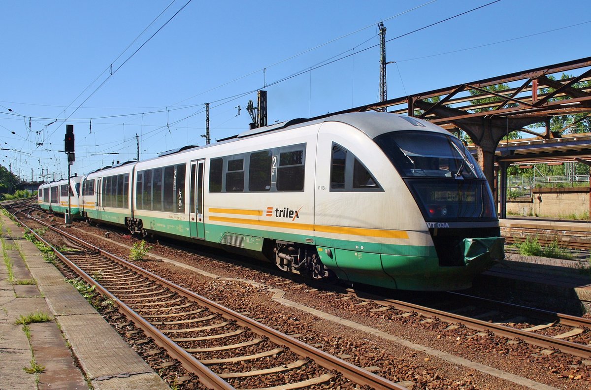 642 303-1 und 642 308-0 machen sich am 27.5.2017 als RE1 (TLX80211) von Dresden Hauptbahnhof nach Görlitz im Hauptbahnhof der sächsischen Landeshauptstadt auf den Weg. 