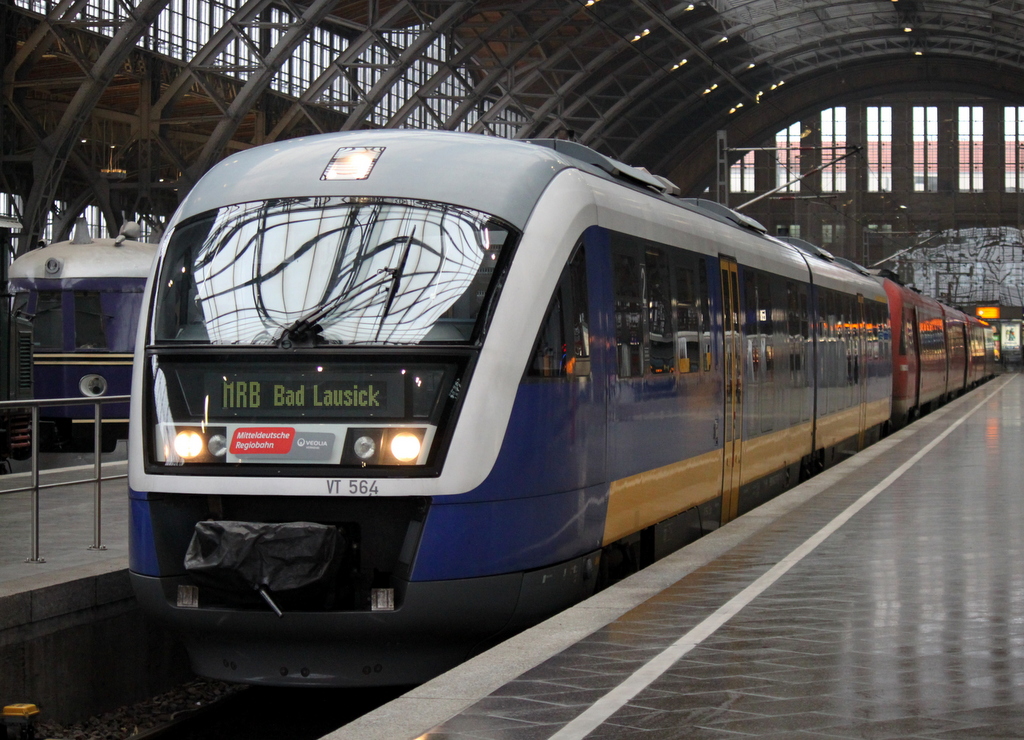 642 337-9 als MRB 80173 von Leipzig Hbf nach Bad Lausick kurz vor der Ausfahrt im Leipziger Hbf.23.11.2013