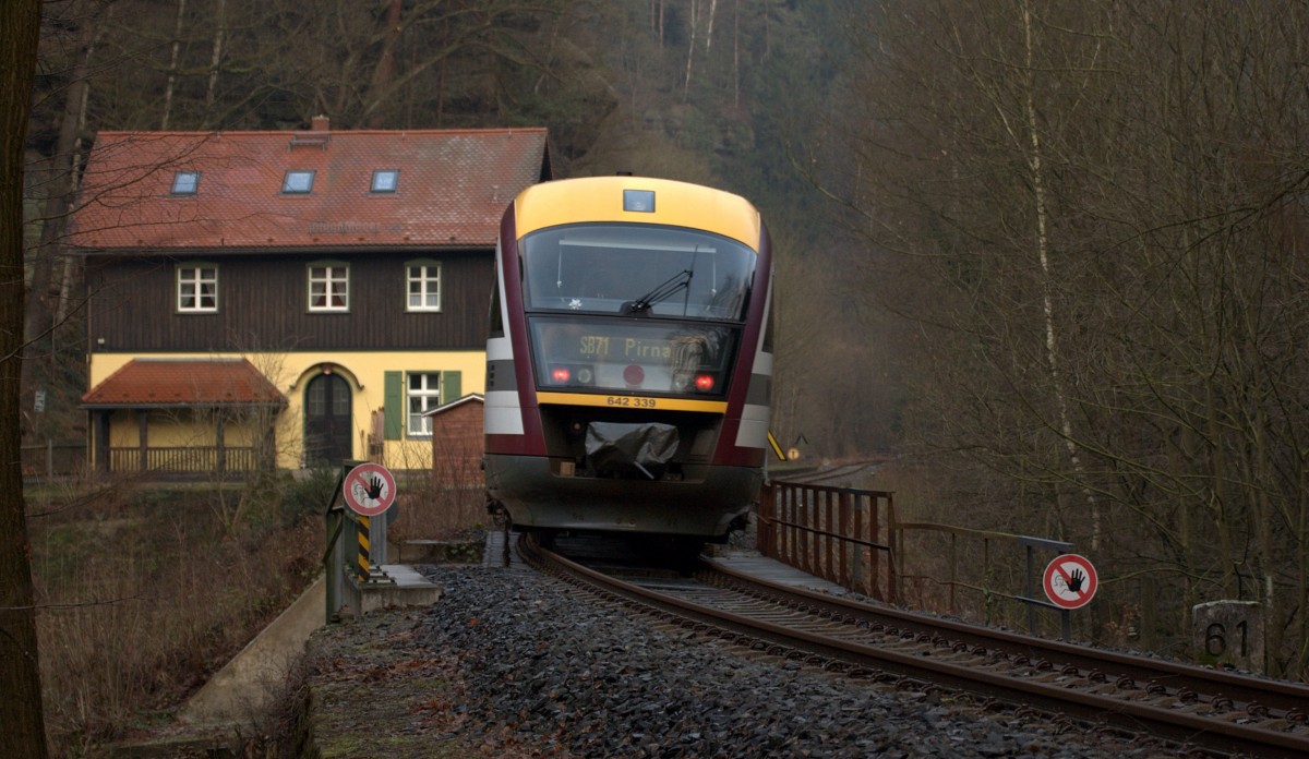 642 339 aus Bad Schandau kommend, Richtung  Sebnitz, kurz vor dem Halt in Porschdorf. 31.12.2013 15:25 Uhr.