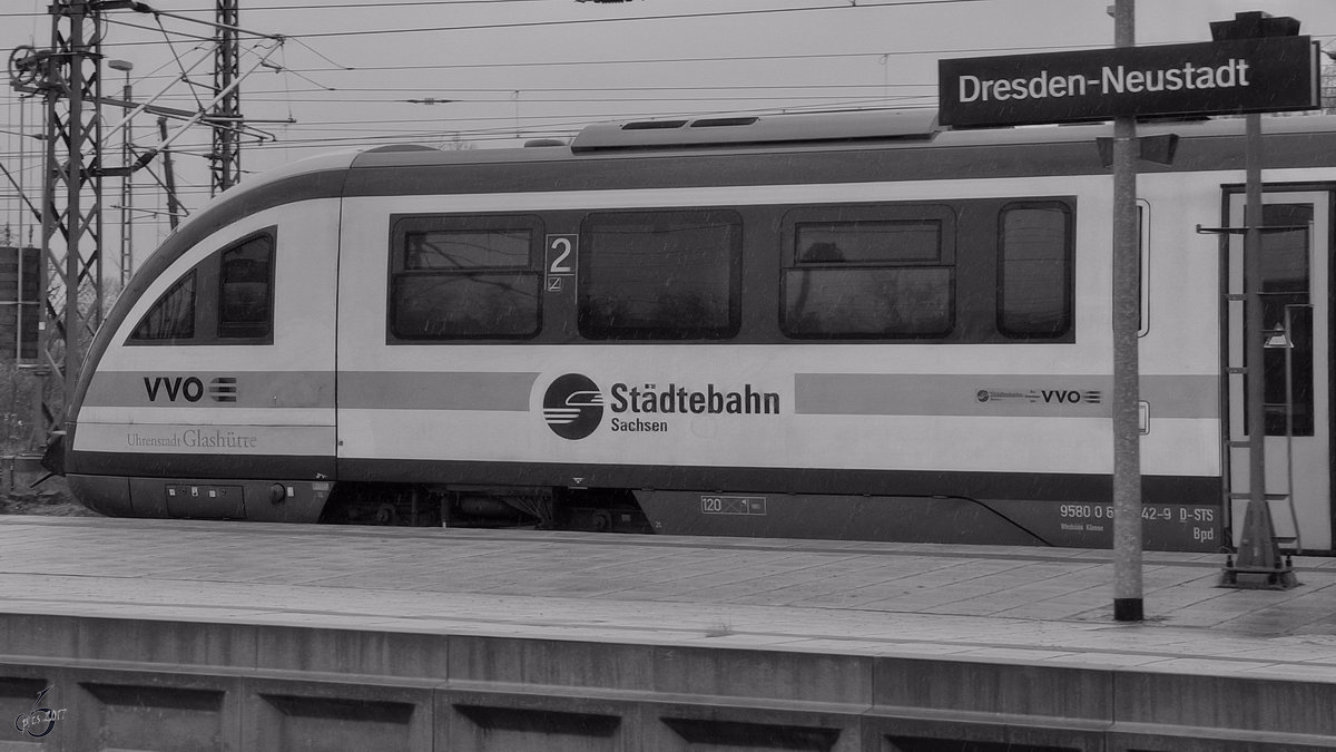 642 342 der Städtebahn Sachsen im April 2017 im Bahnhof Dresden-Neustadt.