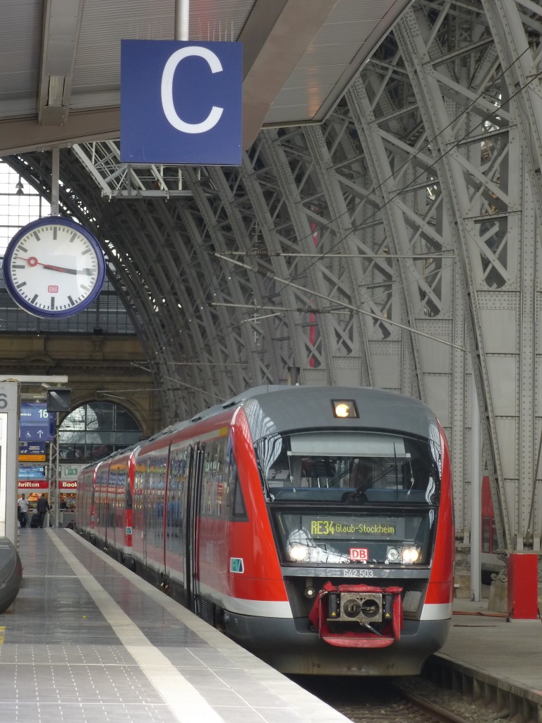 642 503 und zwei baugleiche Triebzge stehen hier am 23.08.2013 als RE34 nach Glaub-Stokheim in Frankfurt(M.) Hbf auf Gleis 16.