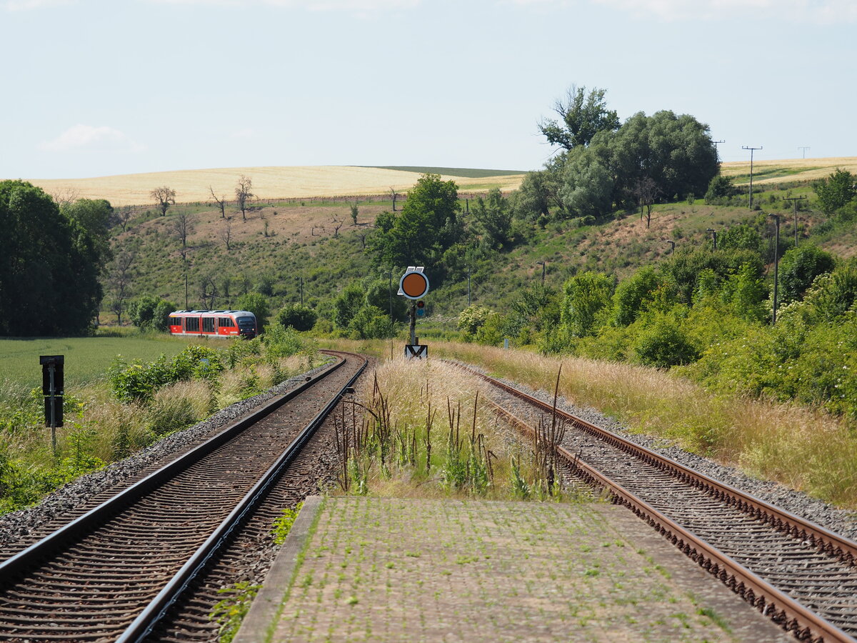 642 523 erreicht als RE 56 Wasserthaleben Richtung Erfurt (Blickrichtung Nordwest) am 15.06.2022.