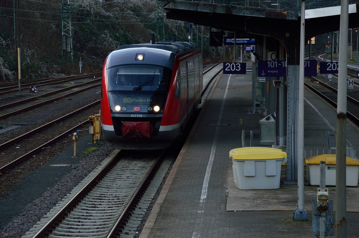 642 528 in Frontansicht am Bahnsteig in Bingen. 2.2.2014