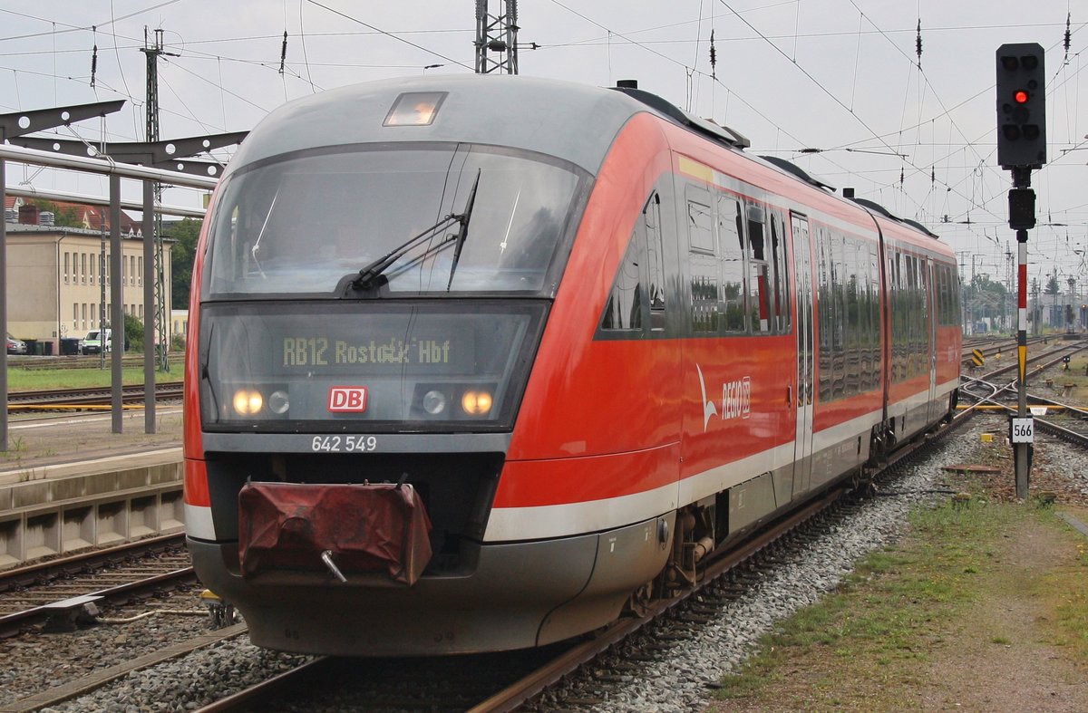 642 549-9 erreicht am 12.8.2017 als RB12 (RB13236) von Graal-Müritz den Rostocker Hauptbahnhof.
