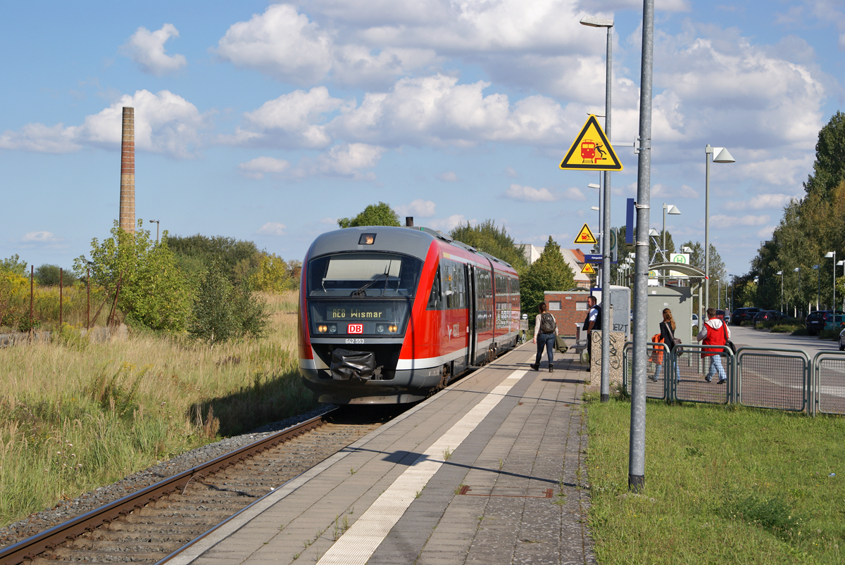 642 553 wartet im August 2014 in Tessin auf die Abfahrt als RE nach Wismar. 