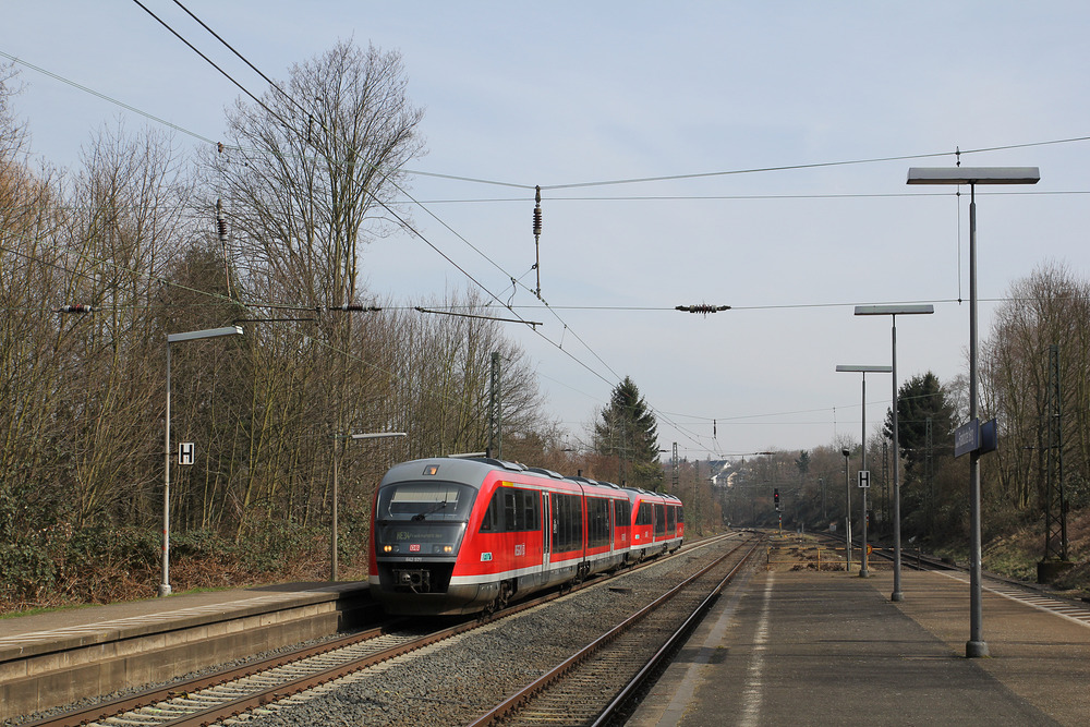 642 571 und ein weiterer Desiro durchfahren den Bahnhof Frankfurt - Frankfurter Berg ohne Halt auf dem Weg Richtung Hbf.
Aufnahmedatum: 17.03.2015