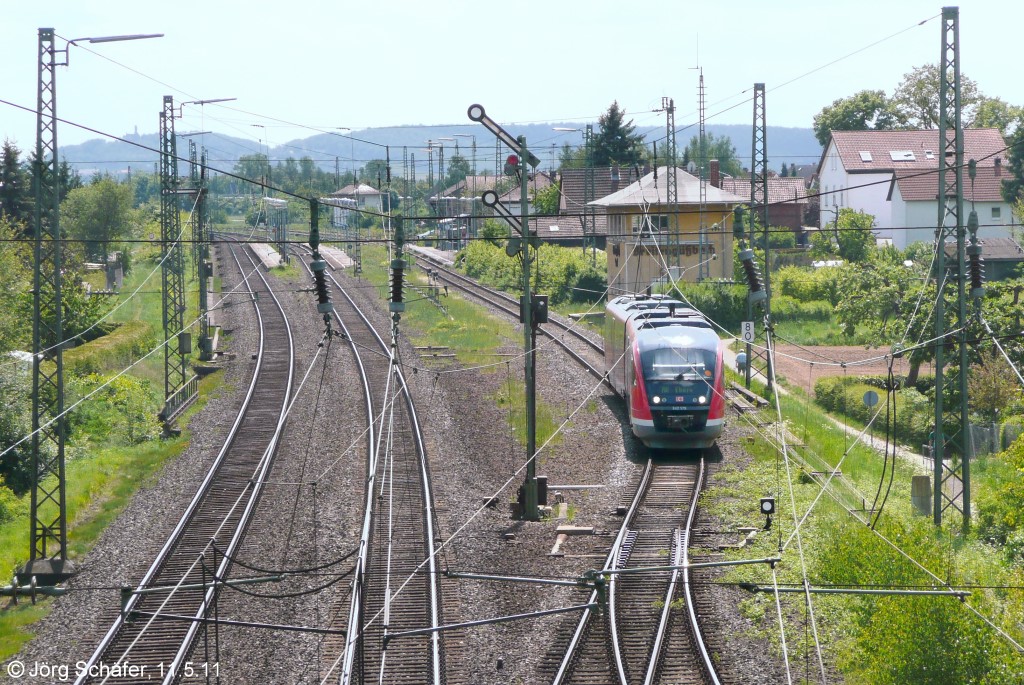 642 575 verließ am 11.5.11 Breitengüßbach in Richtung Ebern. Rechts das Fahrdienstleiter-Stellwerk und links das Gleispaar der Hauptstrecke nach Lichtenfels. 
