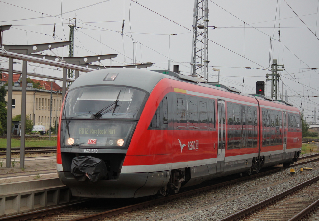 642 579-6 als RB 12 von Graal-Mritz nach Rostock Hbf bei der Einfahrt im Rostocker Hbf.15.08.2015