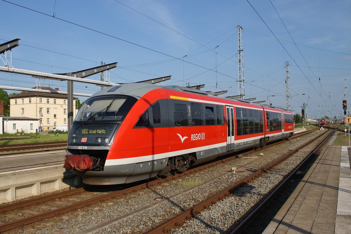 642 579-6 fährt am 20.5.2017 als RB12 (RB13249) nach Graal-Müritz aus dem Rostocker Hauptbahnhof aus.