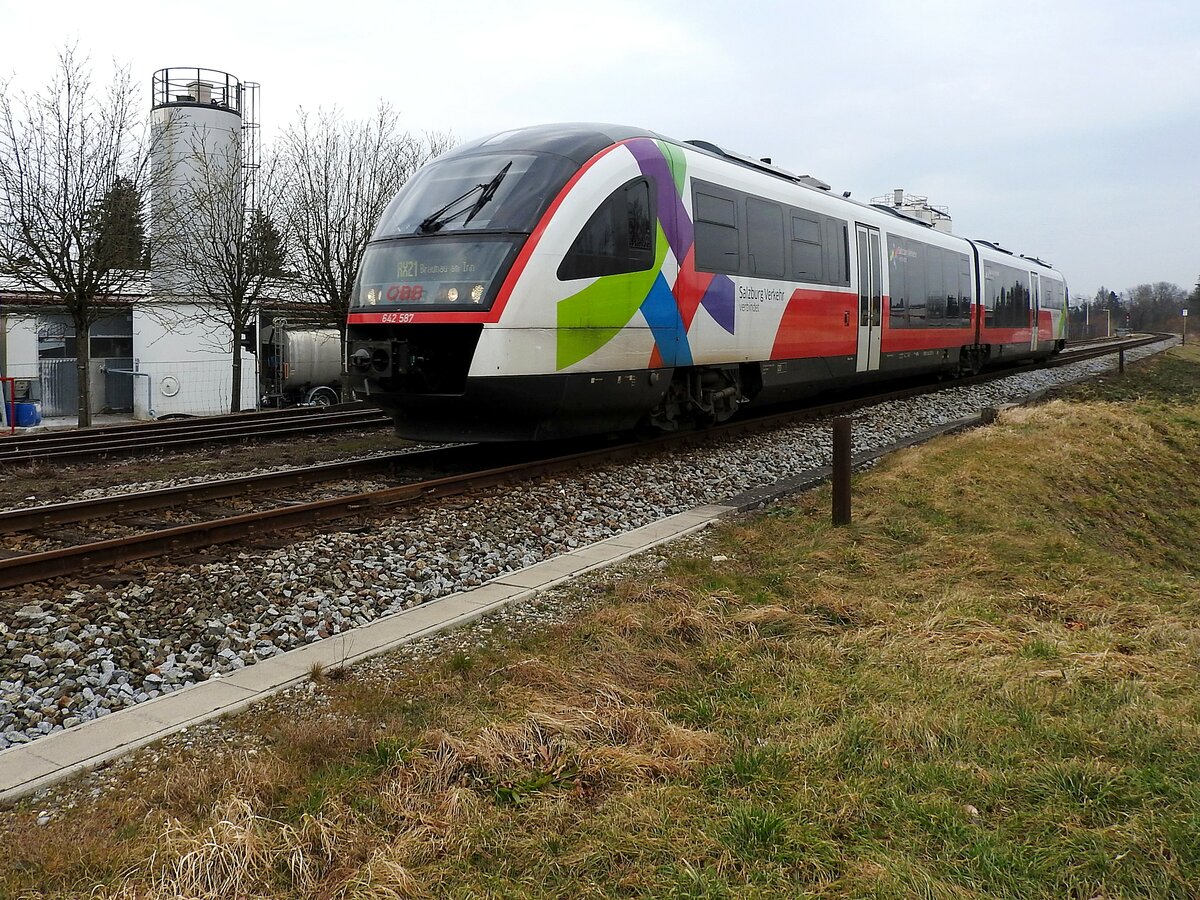 642 587-0 wird in Kürze als REX21, 5863(salzburg-verkehr-verbindet) den Endbahnhof Braunau/Inn erreichen; 230224
