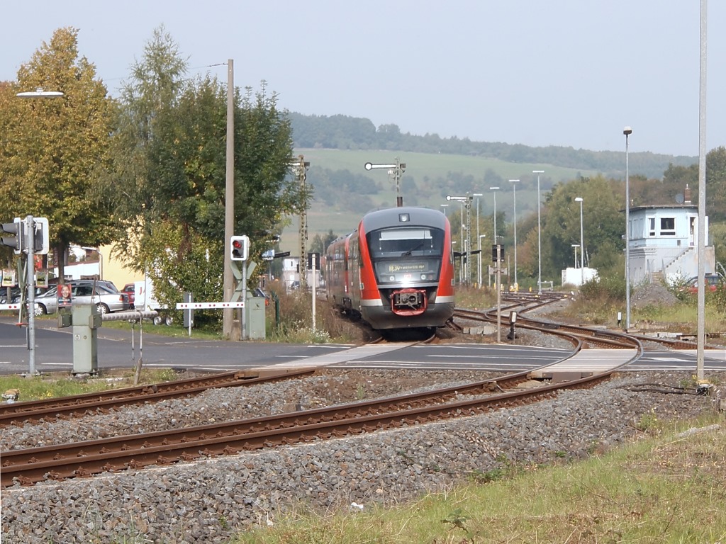 642 602 verlsst den Bahnhof Glauburg-Stockheim als RE-Linie 34 nach Frankfurt Hbf. Am rechten Bildrand liegt das Gleis nach Gelnhausen. (25.9.13)

