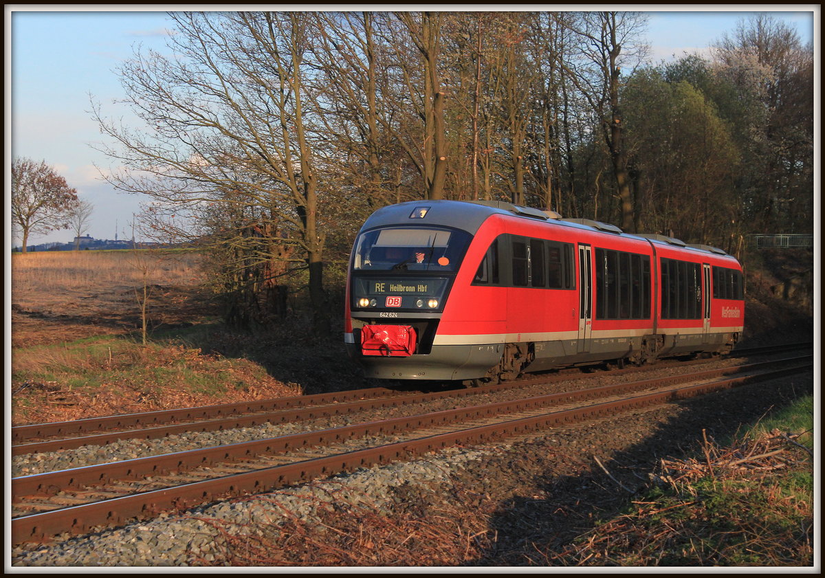 642 624 als RE  Hohenloheexpress  Crailsheim-Heilbronn am 12.04.2012 zwischen Neuenstein und Öhringen. Links im Bild ist die Stadtsilhouette von Waldenburg zu erkennen. 