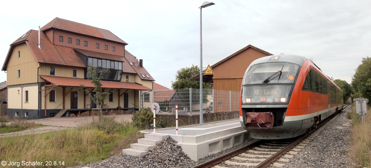 642 627 hielt am 20.8.14 als RB nach Lauda in Wallhausen. Die Station wurde 2013 etwa 50 Meter westlich vom alten Halteplatz reaktiviert. 